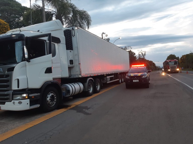 Motorista reincidente é preso por conduzir carreta fazendo zigue-zague e bêbado